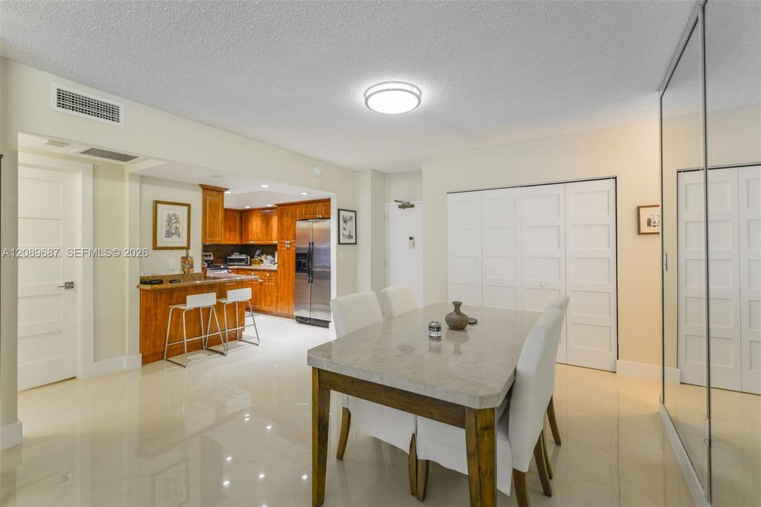 For Sale: $490,000 (1 beds, 1 baths, 870 Square Feet)