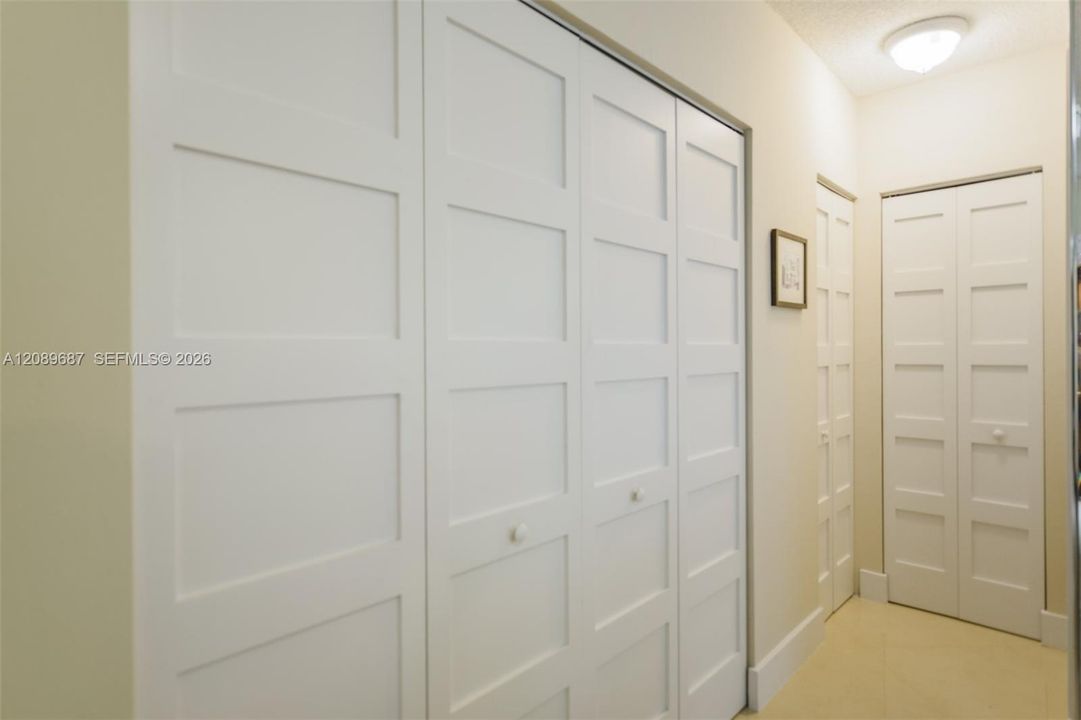 For Sale: $490,000 (1 beds, 1 baths, 870 Square Feet)