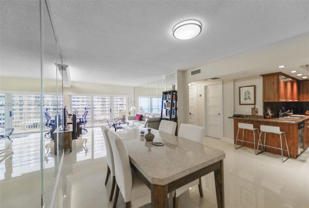 For Sale: $490,000 (1 beds, 1 baths, 870 Square Feet)