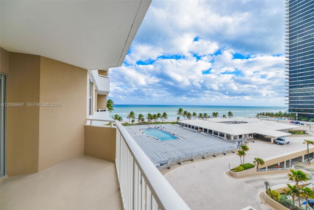 For Sale: $490,000 (1 beds, 1 baths, 870 Square Feet)