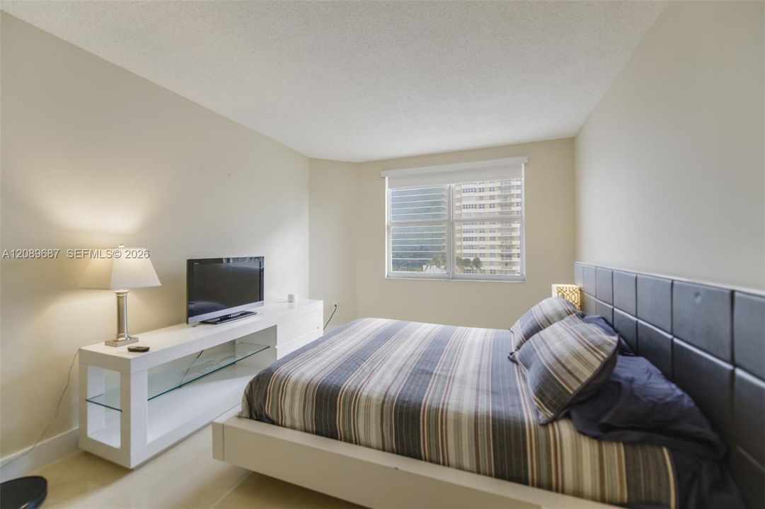 For Sale: $490,000 (1 beds, 1 baths, 870 Square Feet)