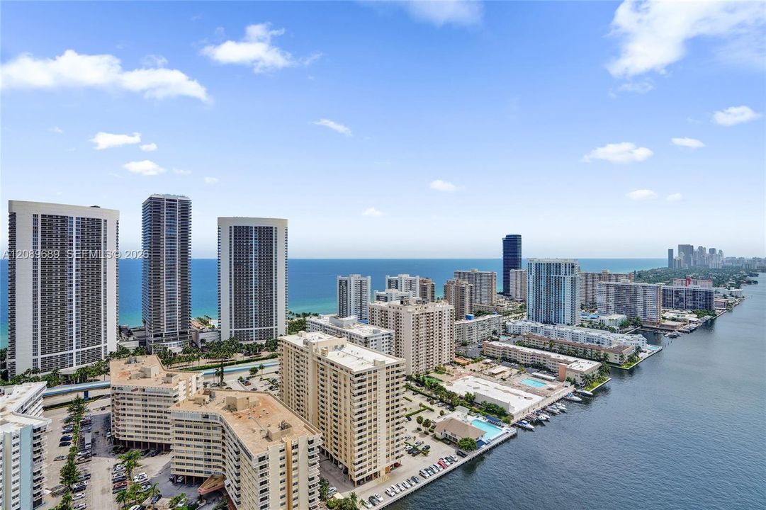 En Venta: $740,000 (3 camas, 3 baños, 1577 Pies cuadrados)