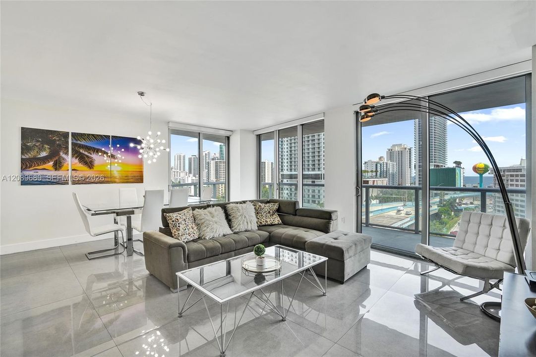 En Venta: $740,000 (3 camas, 3 baños, 1577 Pies cuadrados)