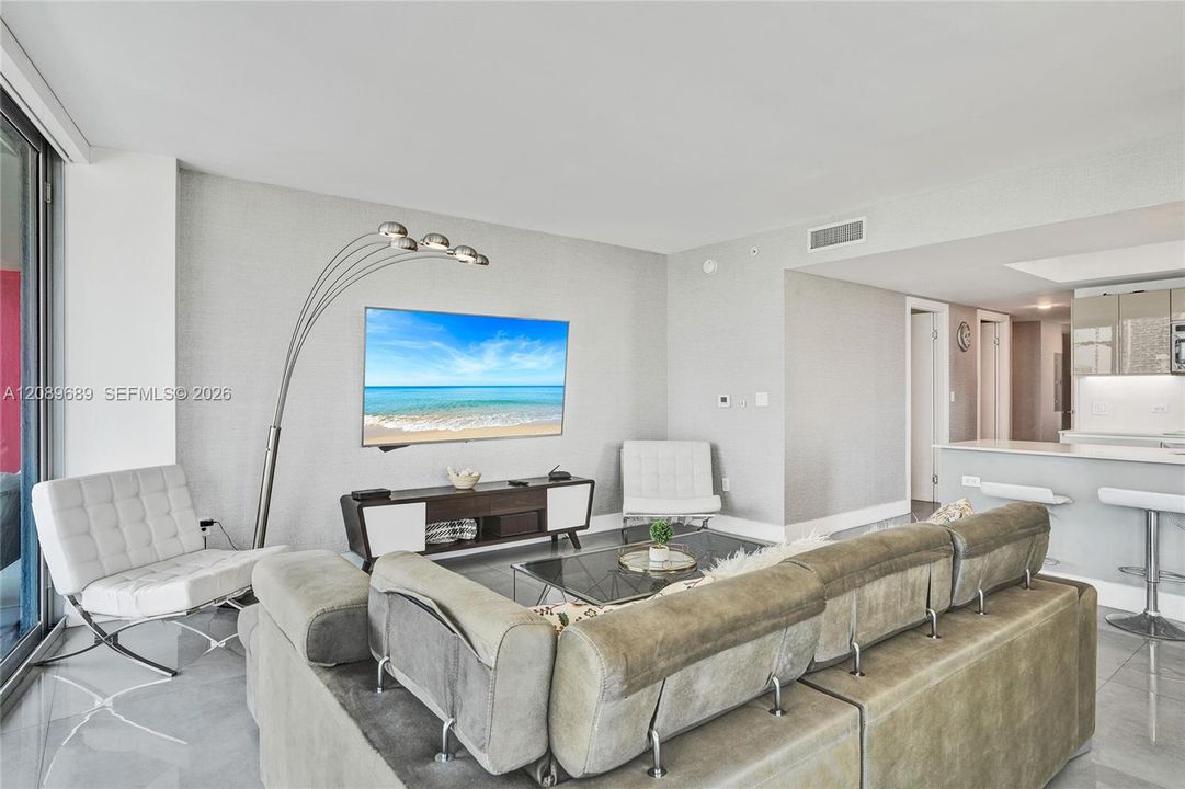 En Venta: $740,000 (3 camas, 3 baños, 1577 Pies cuadrados)