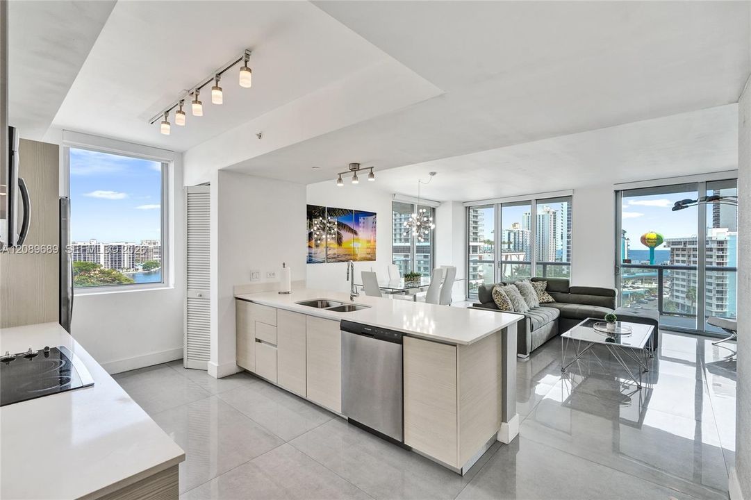En Venta: $740,000 (3 camas, 3 baños, 1577 Pies cuadrados)