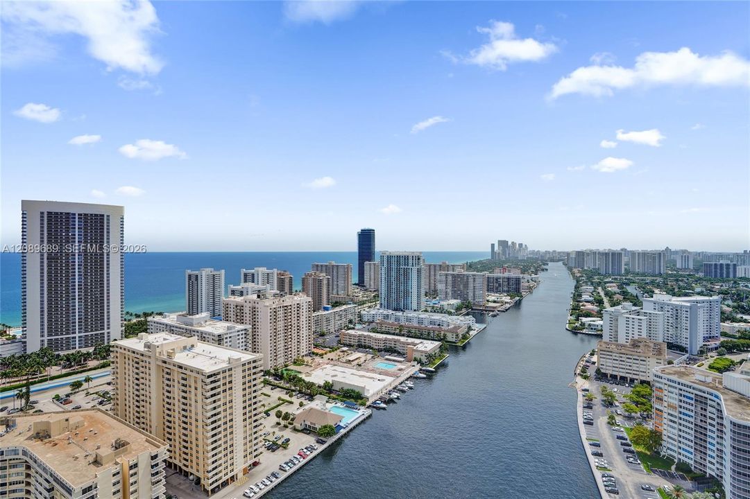 En Venta: $740,000 (3 camas, 3 baños, 1577 Pies cuadrados)