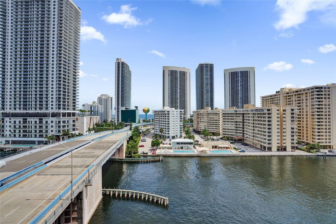 En Venta: $740,000 (3 camas, 3 baños, 1577 Pies cuadrados)