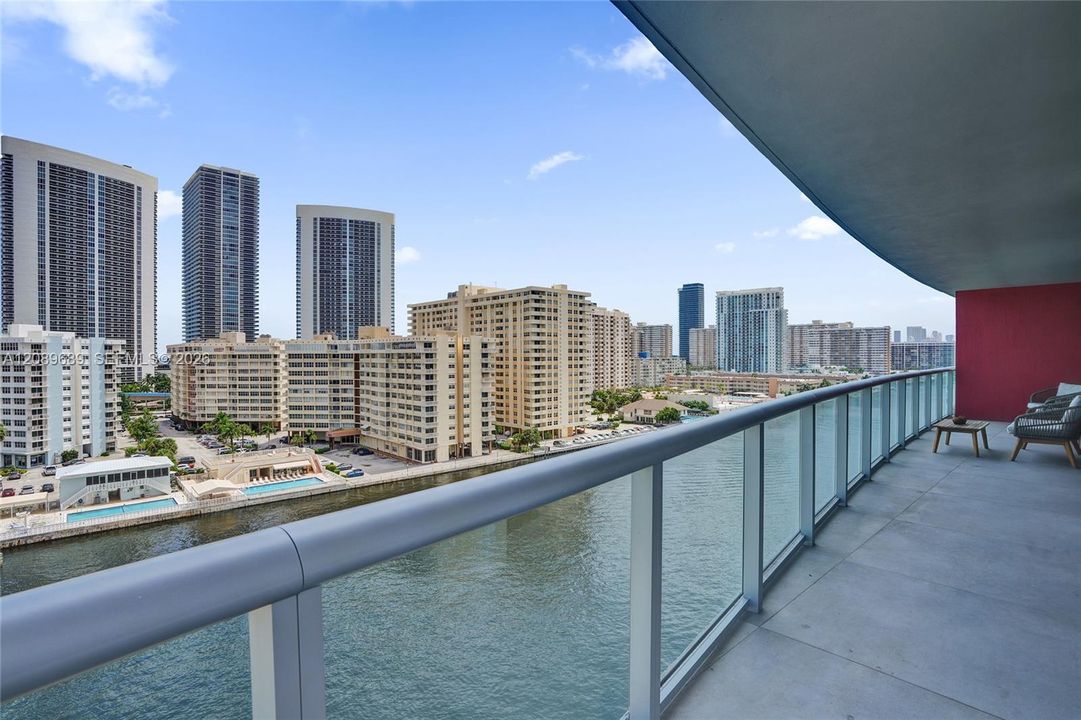 En Venta: $740,000 (3 camas, 3 baños, 1577 Pies cuadrados)