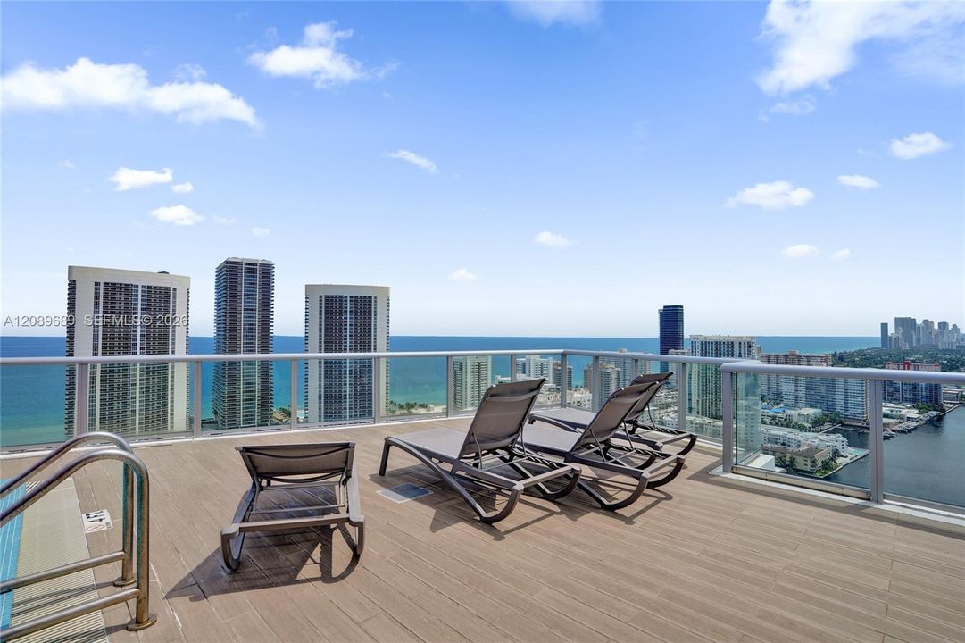 En Venta: $740,000 (3 camas, 3 baños, 1577 Pies cuadrados)