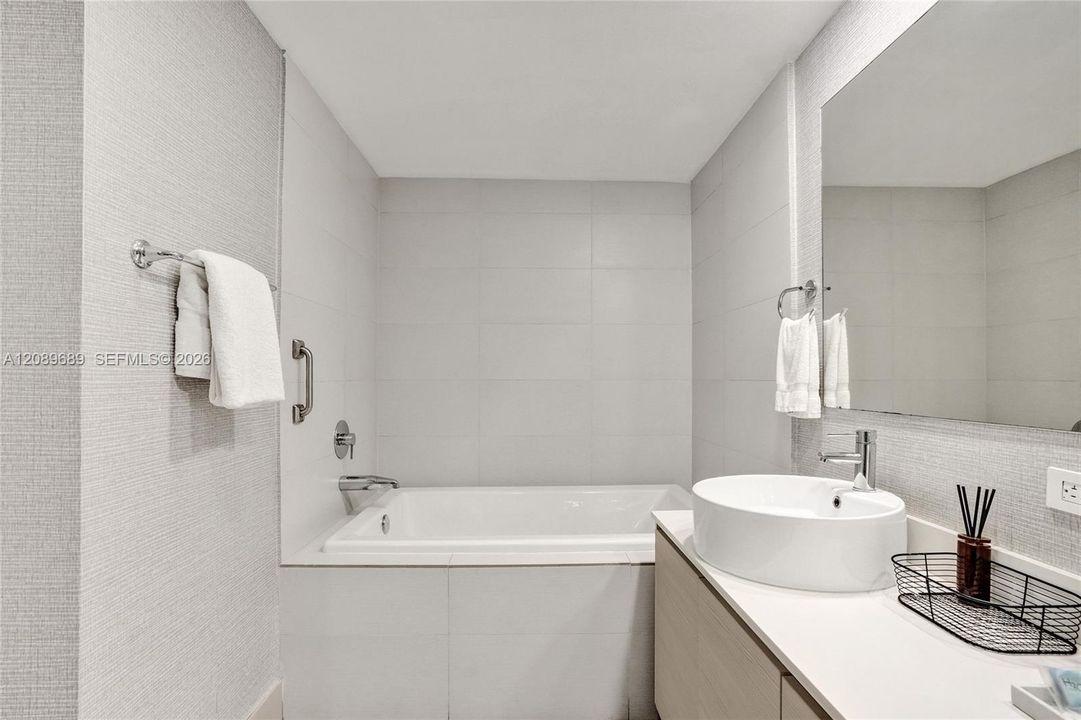 En Venta: $740,000 (3 camas, 3 baños, 1577 Pies cuadrados)