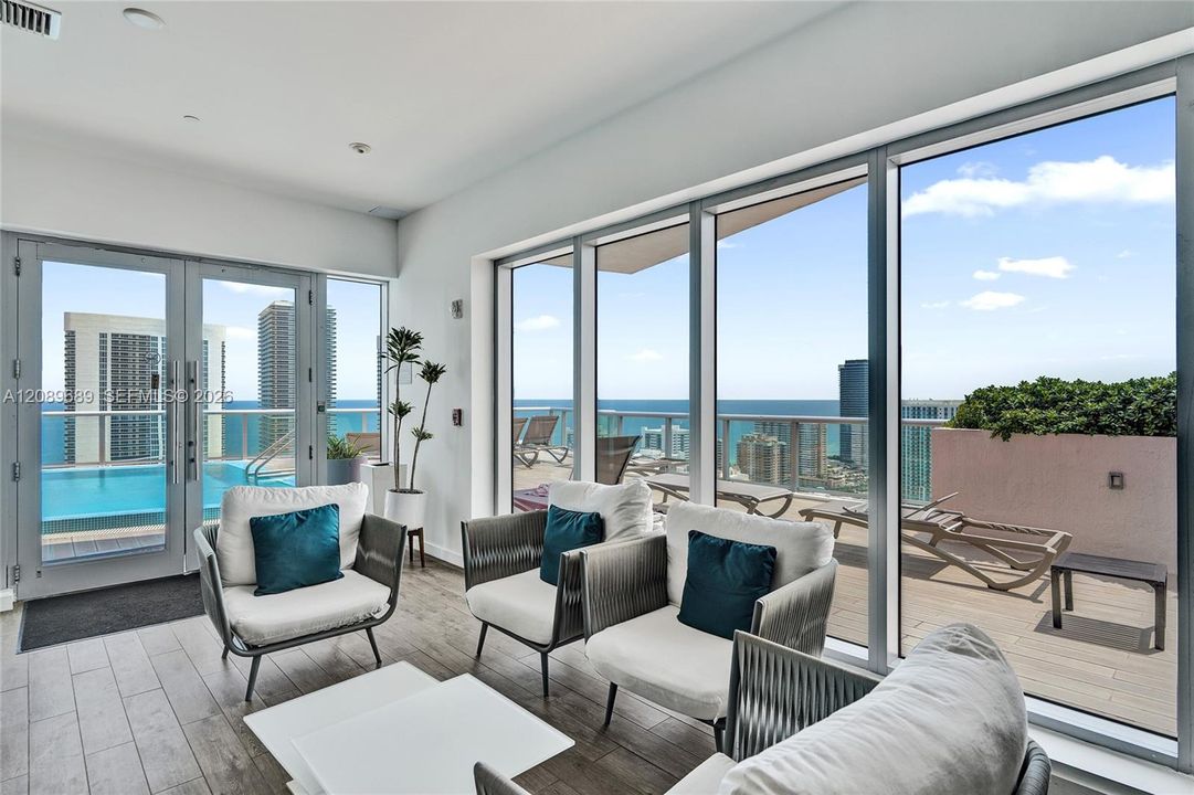 En Venta: $740,000 (3 camas, 3 baños, 1577 Pies cuadrados)