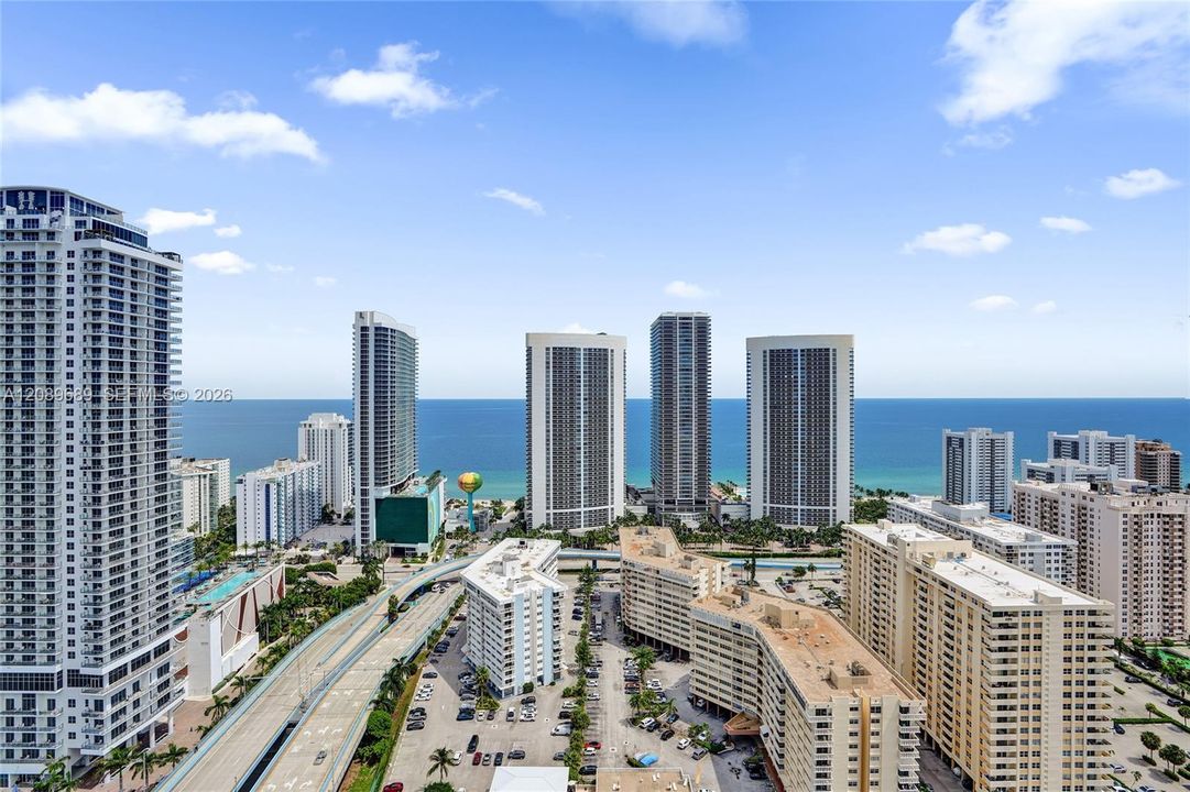 En Venta: $740,000 (3 camas, 3 baños, 1577 Pies cuadrados)