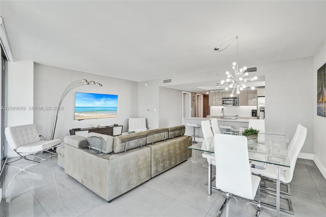 En Venta: $740,000 (3 camas, 3 baños, 1577 Pies cuadrados)
