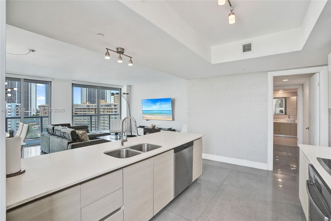 En Venta: $740,000 (3 camas, 3 baños, 1577 Pies cuadrados)