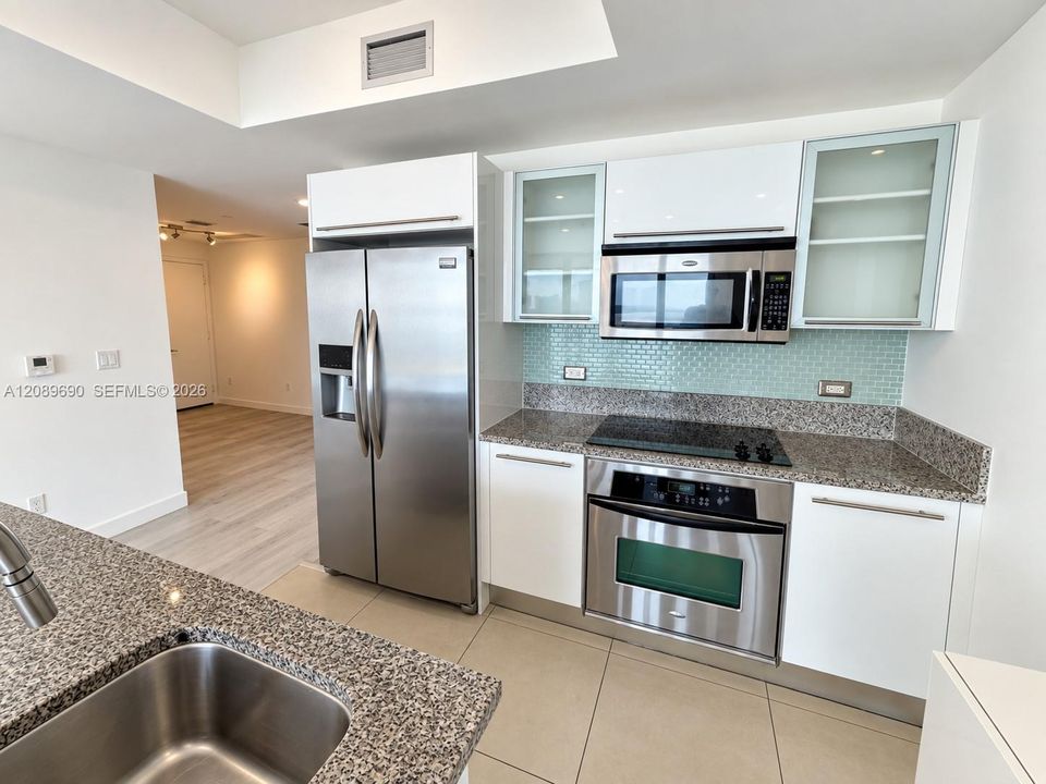 For Rent: $3,500 (1 beds, 1 baths, 948 Square Feet)