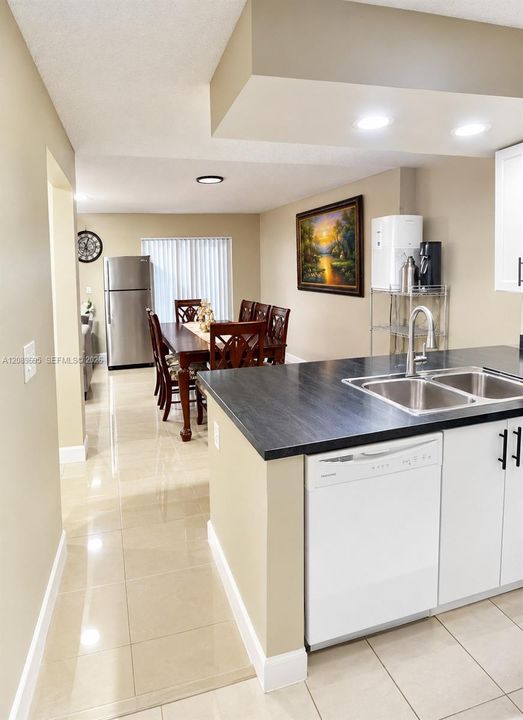 En Venta: $650,000 (4 camas, 2 baños, 1909 Pies cuadrados)