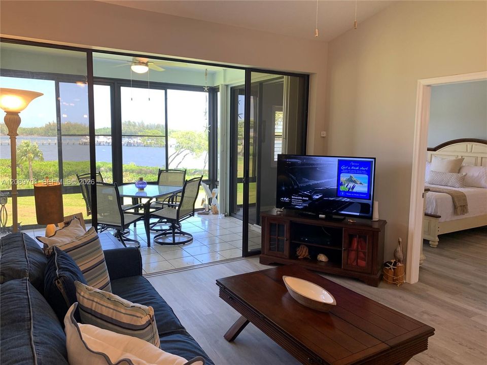 For Sale: $410,000 (2 beds, 2 baths, 1135 Square Feet)