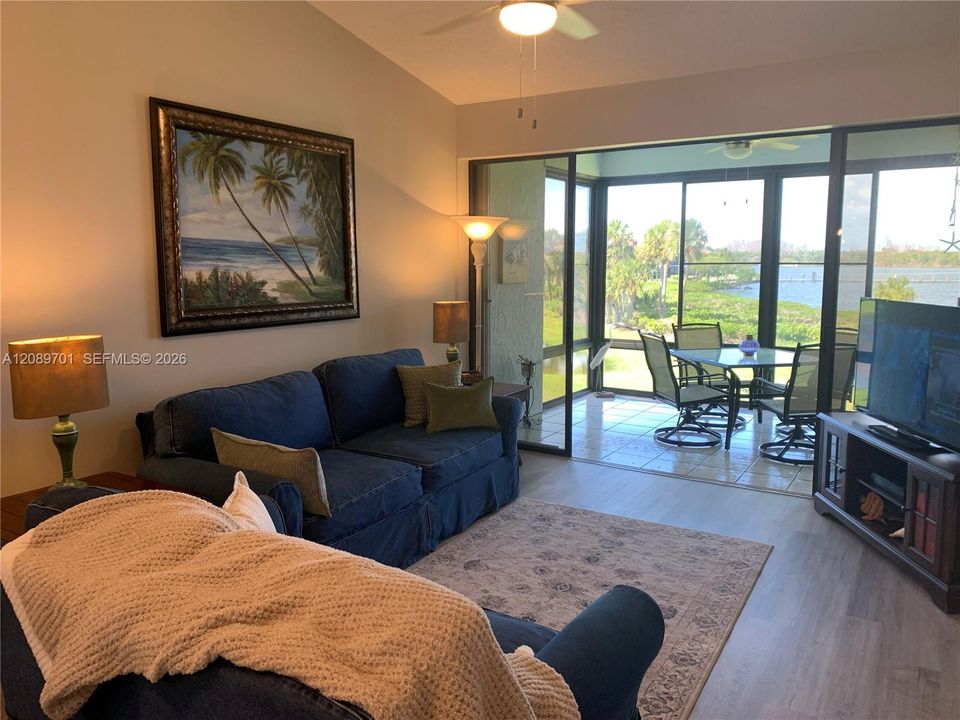 For Sale: $410,000 (2 beds, 2 baths, 1135 Square Feet)