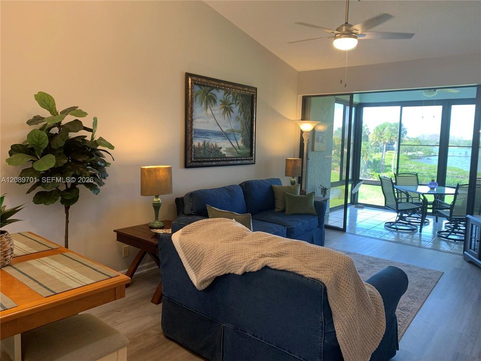 For Sale: $410,000 (2 beds, 2 baths, 1135 Square Feet)