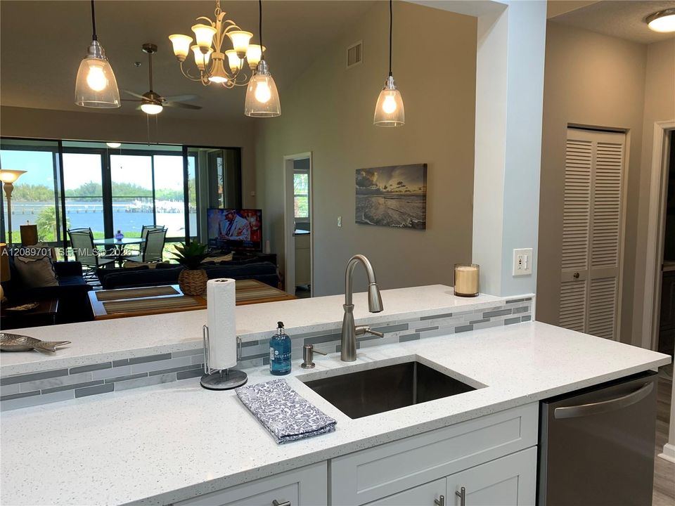 For Sale: $410,000 (2 beds, 2 baths, 1135 Square Feet)
