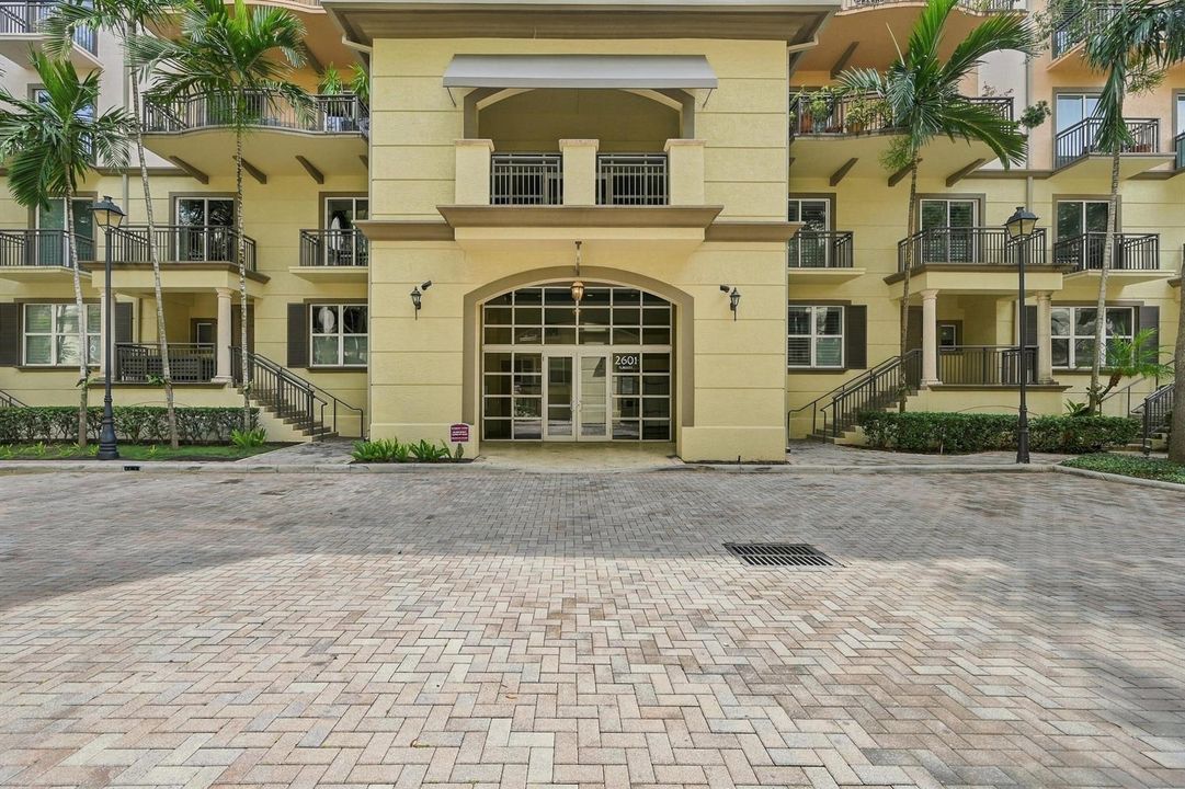 02_front of structure