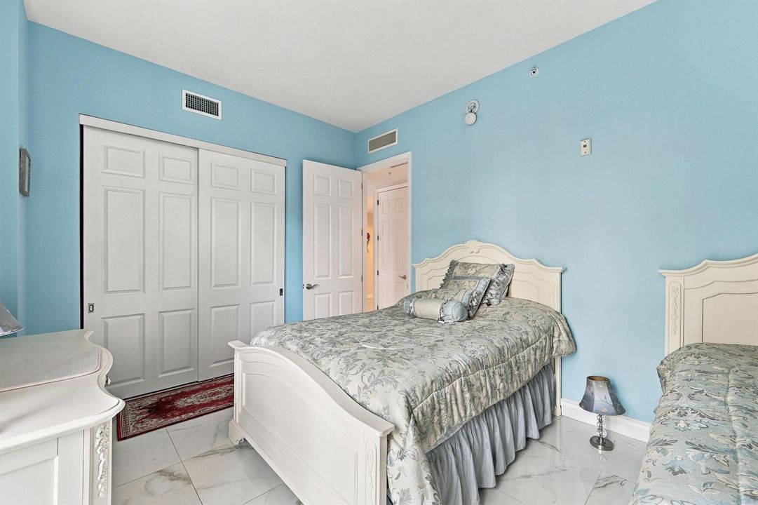 23_bedroom