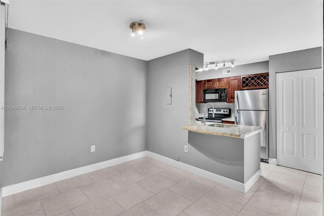 For Rent: $1,995 (1 beds, 1 baths, 862 Square Feet)