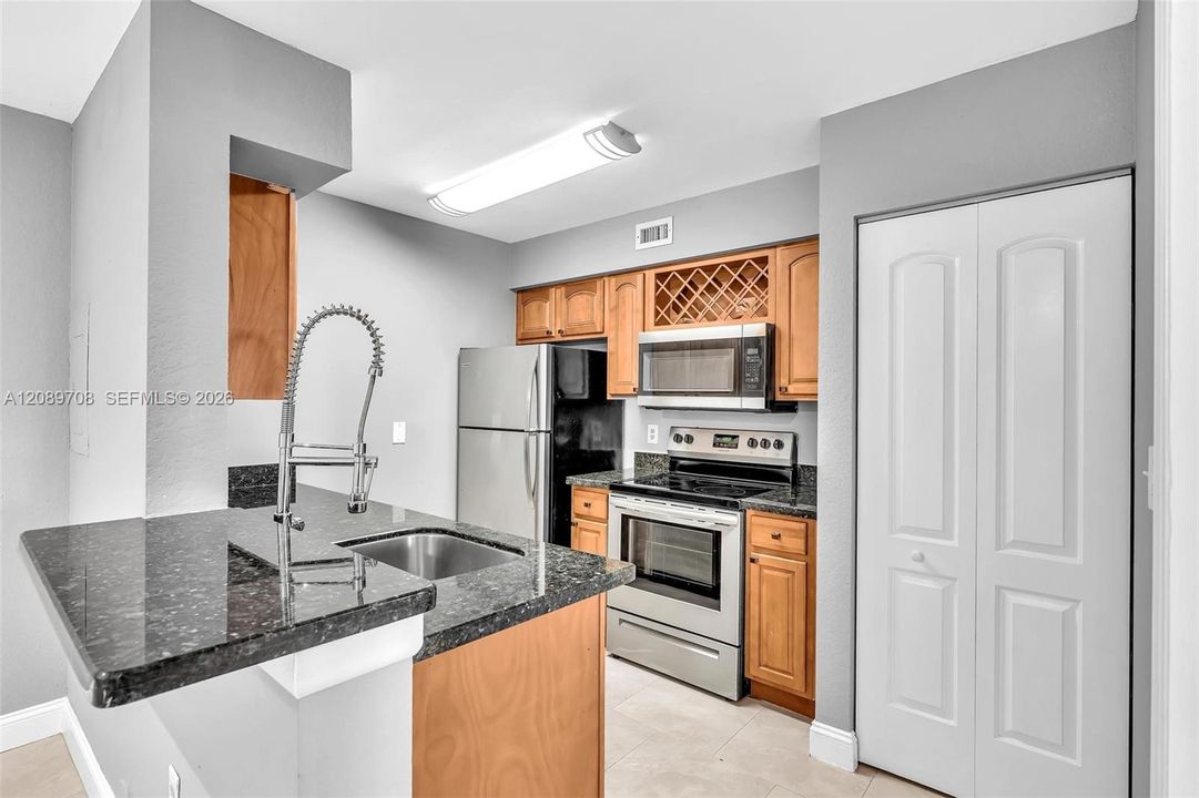 For Rent: $1,895 (1 beds, 1 baths, 844 Square Feet)