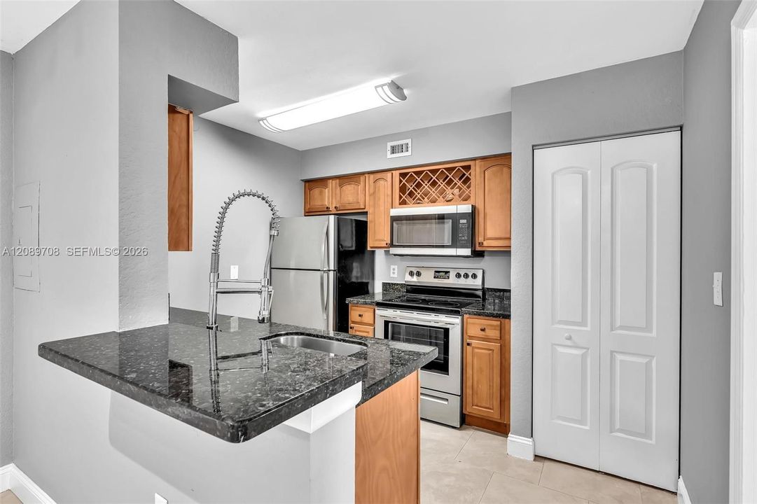 For Rent: $1,895 (1 beds, 1 baths, 844 Square Feet)