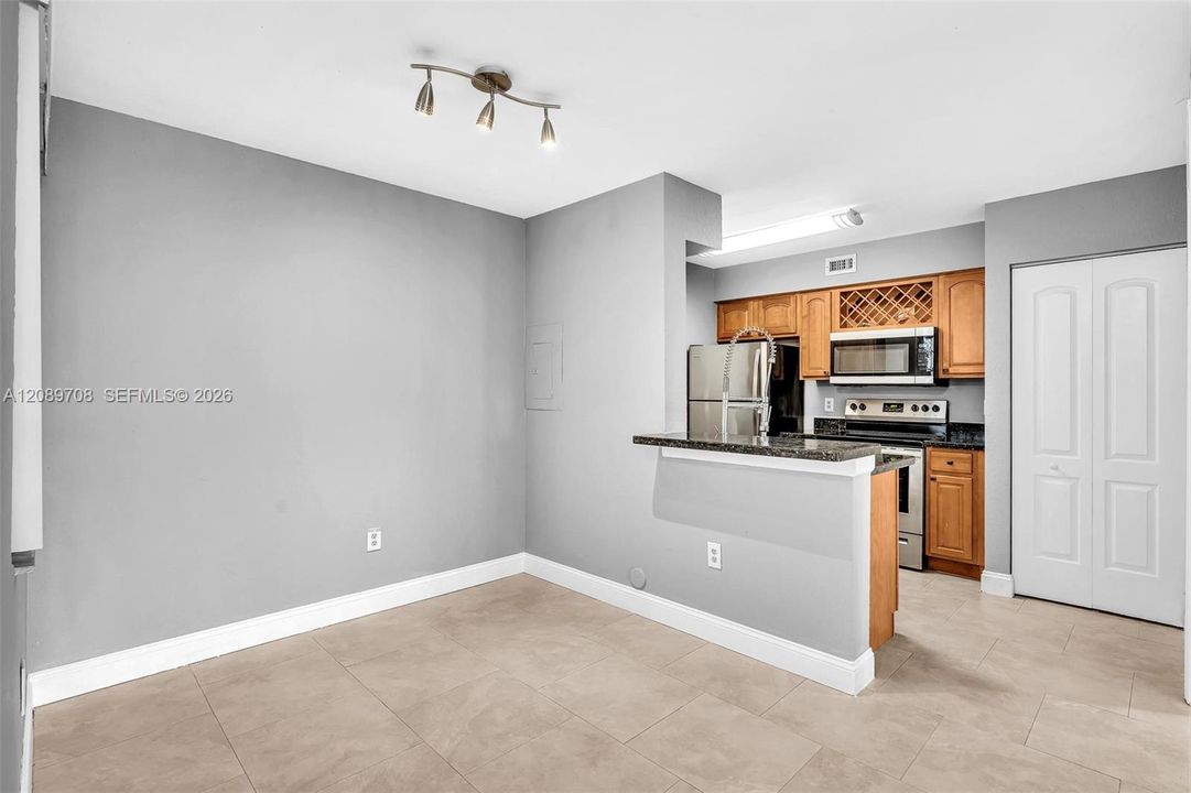 For Rent: $1,895 (1 beds, 1 baths, 844 Square Feet)