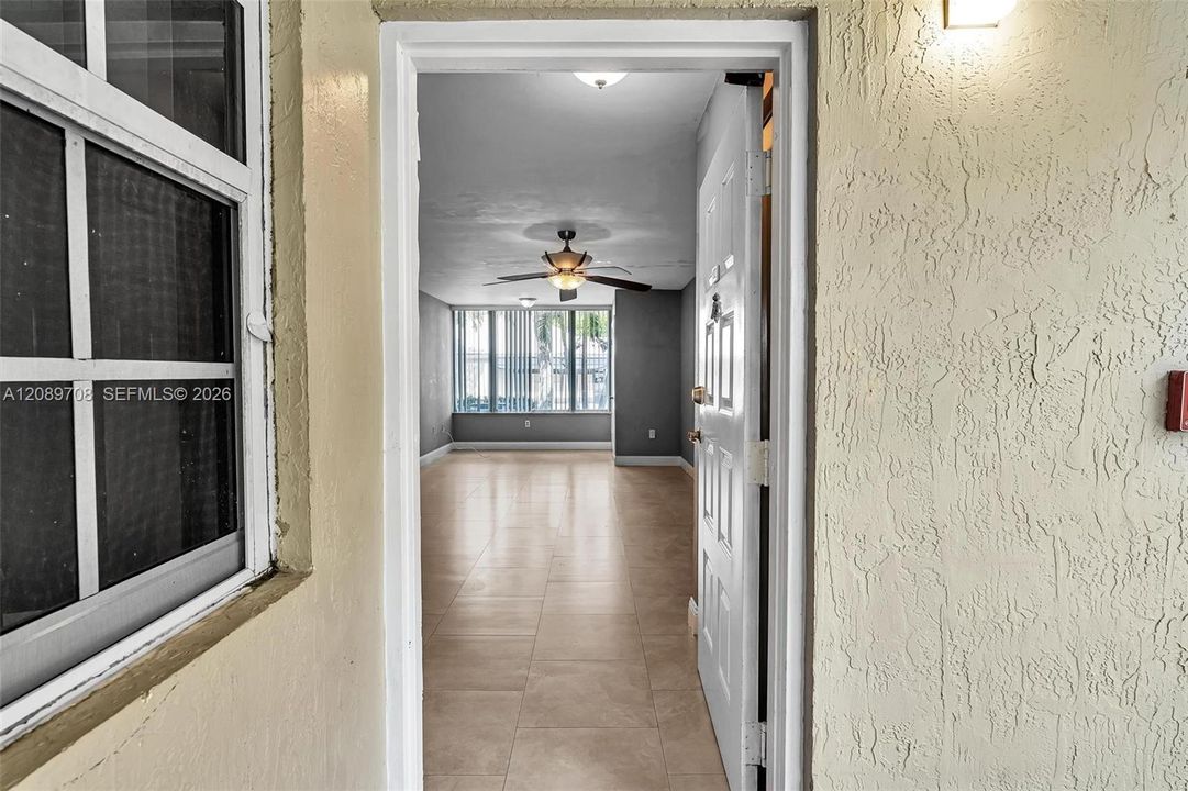 For Rent: $1,895 (1 beds, 1 baths, 844 Square Feet)