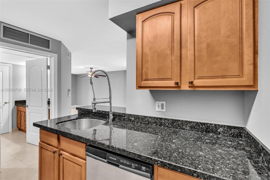 For Rent: $1,895 (1 beds, 1 baths, 844 Square Feet)