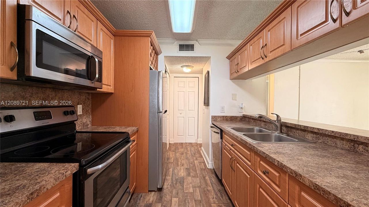 В аренду: $2,400 (2 спален, 2 ванн, 1075 Квадратных фут)
