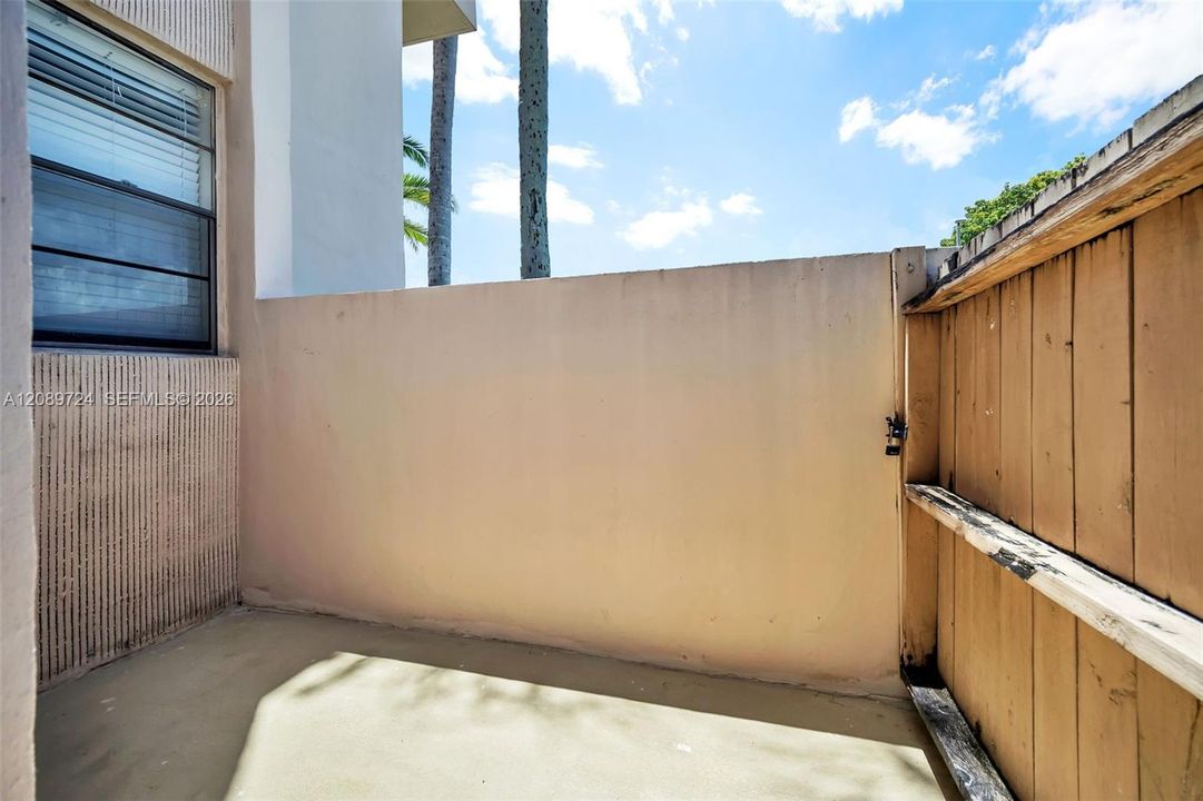 For Sale: $280,000 (2 beds, 2 baths, 936 Square Feet)
