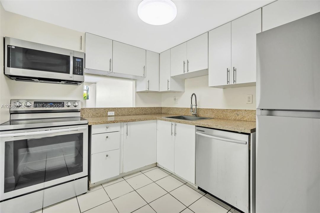 For Sale: $280,000 (2 beds, 2 baths, 936 Square Feet)