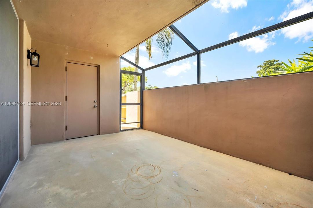 For Sale: $280,000 (2 beds, 2 baths, 936 Square Feet)