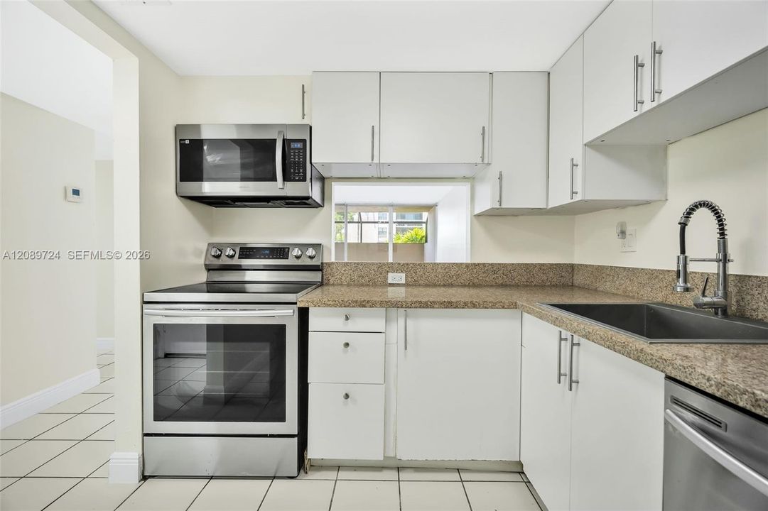 For Sale: $280,000 (2 beds, 2 baths, 936 Square Feet)