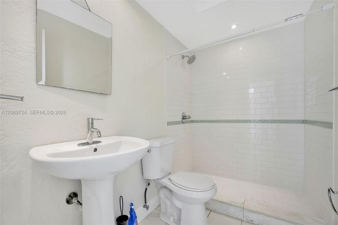 For Sale: $280,000 (2 beds, 2 baths, 936 Square Feet)