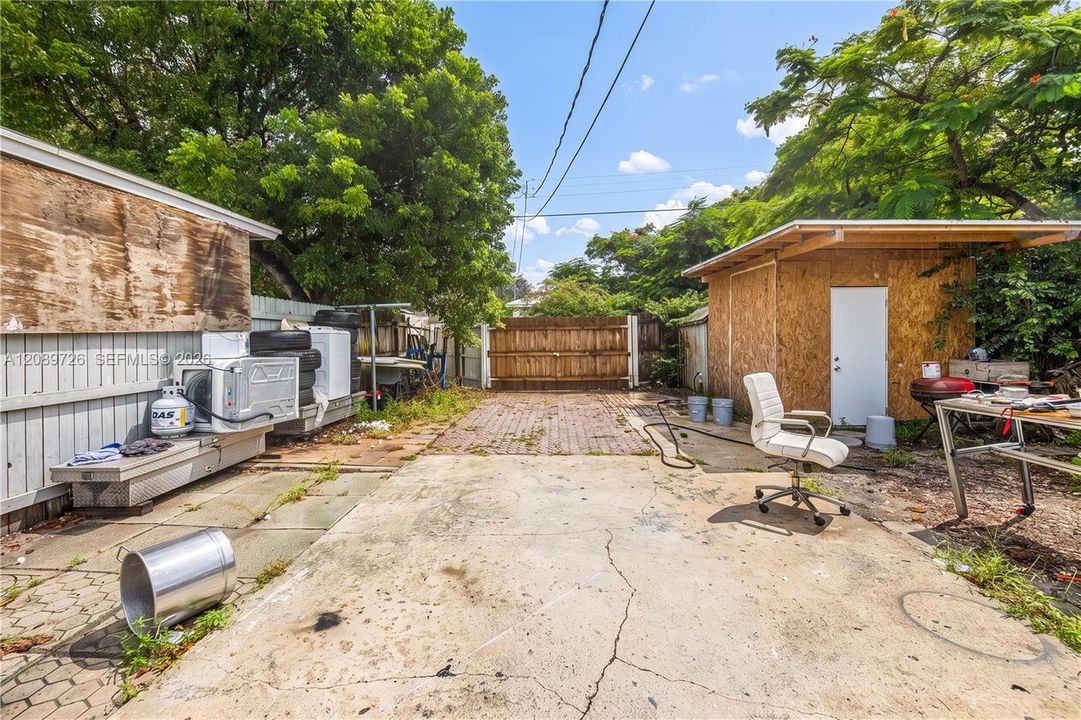 For Sale: $279,999 (2 beds, 1 baths, 840 Square Feet)