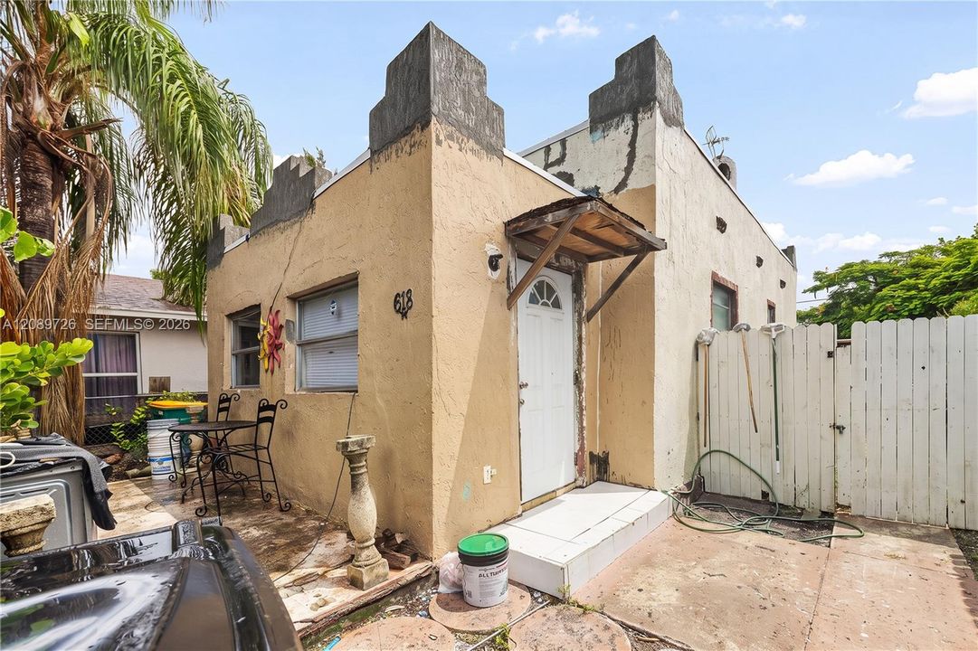 For Sale: $279,999 (2 beds, 1 baths, 840 Square Feet)