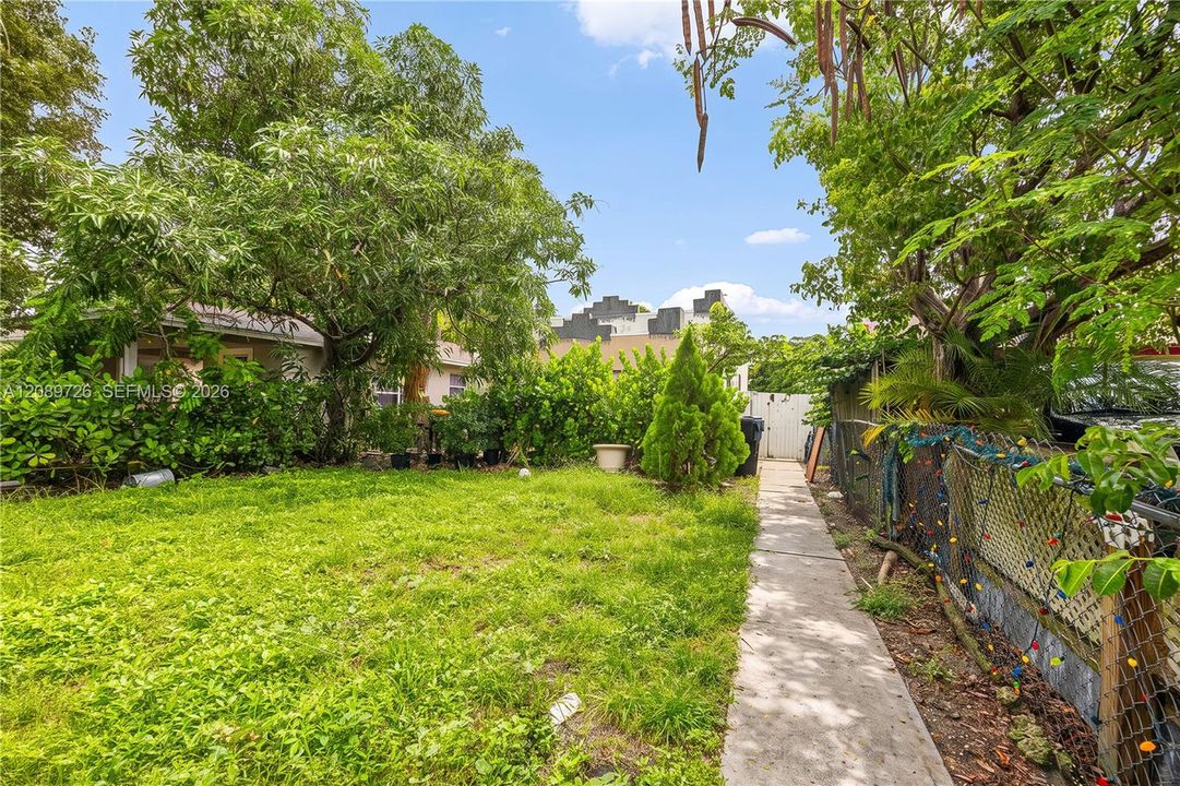 For Sale: $279,999 (2 beds, 1 baths, 840 Square Feet)
