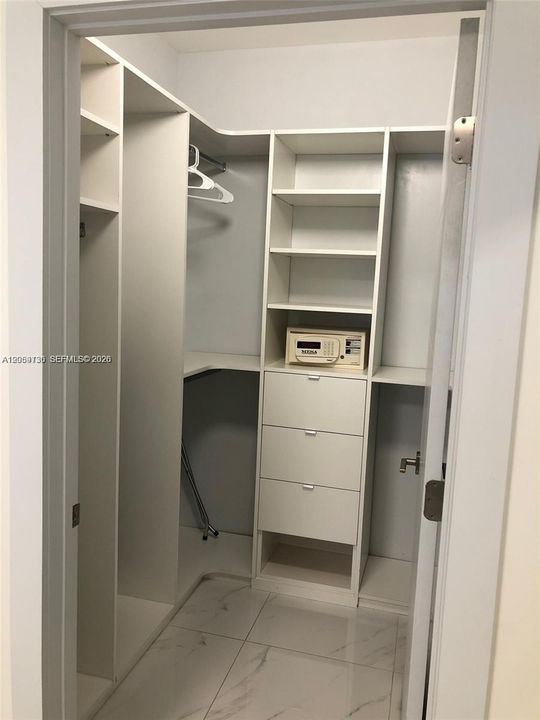 For Rent: $2,800 (1 beds, 1 baths, 640 Square Feet)