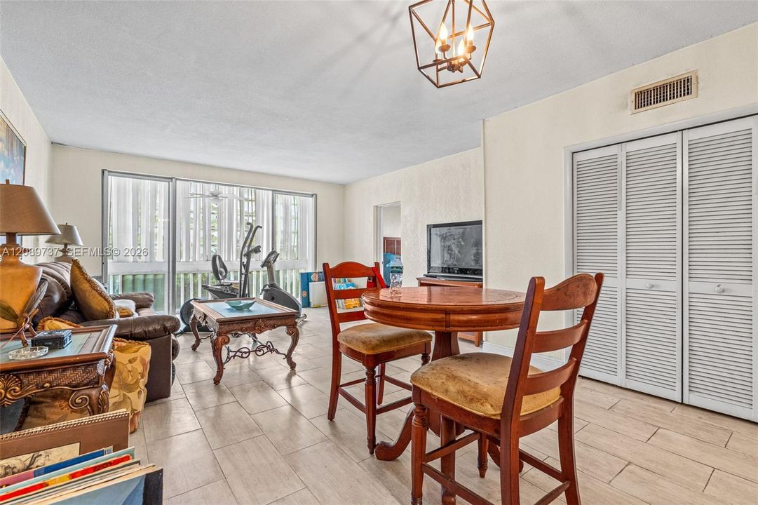 For Sale: $229,000 (2 beds, 2 baths, 1132 Square Feet)