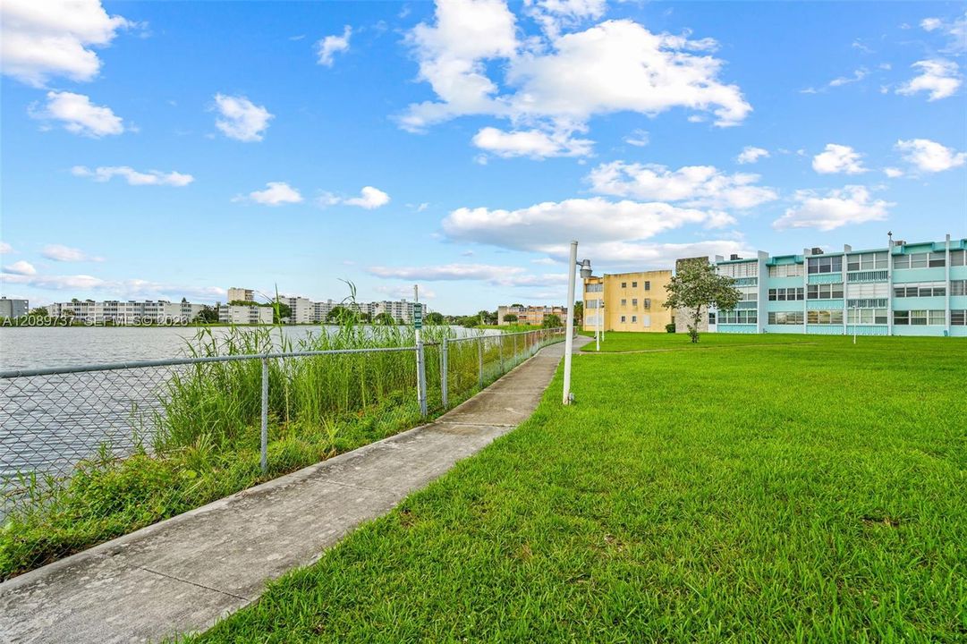 For Sale: $229,000 (2 beds, 2 baths, 1132 Square Feet)