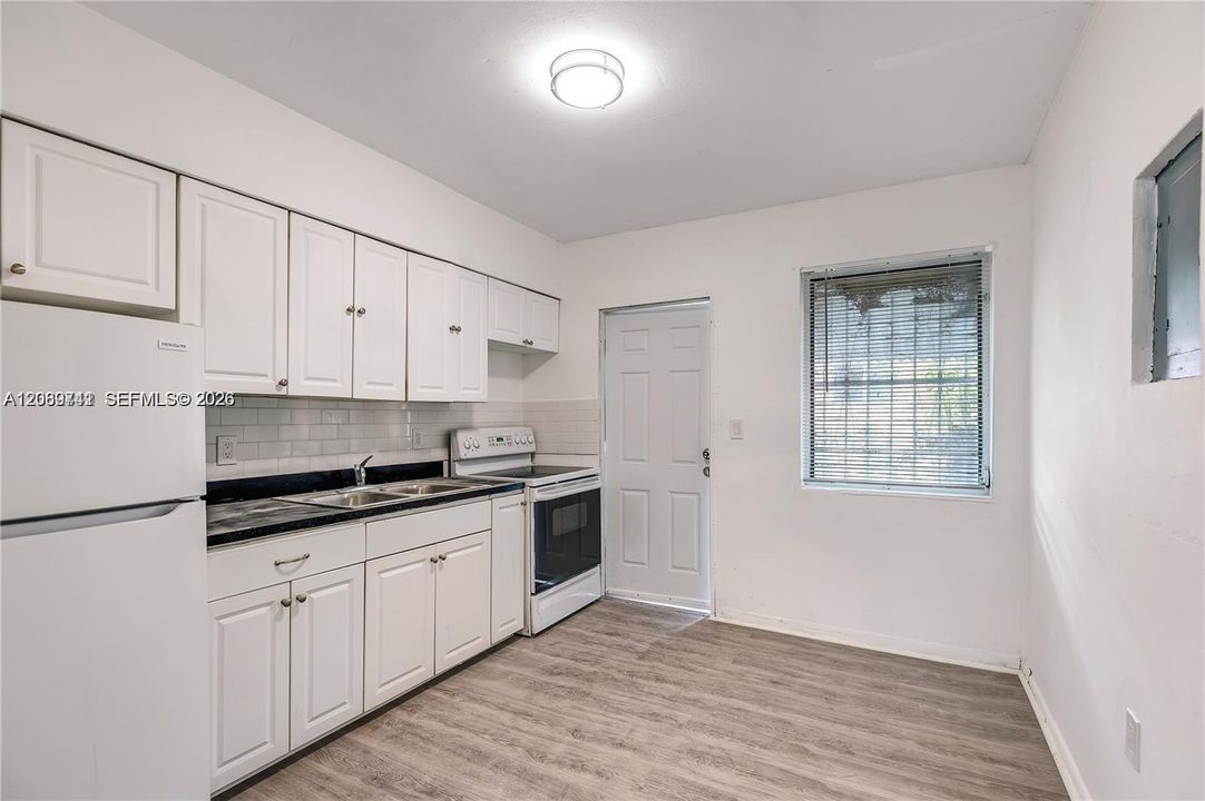 For Rent: $2,295 (2 beds, 1 baths, 1540 Square Feet)