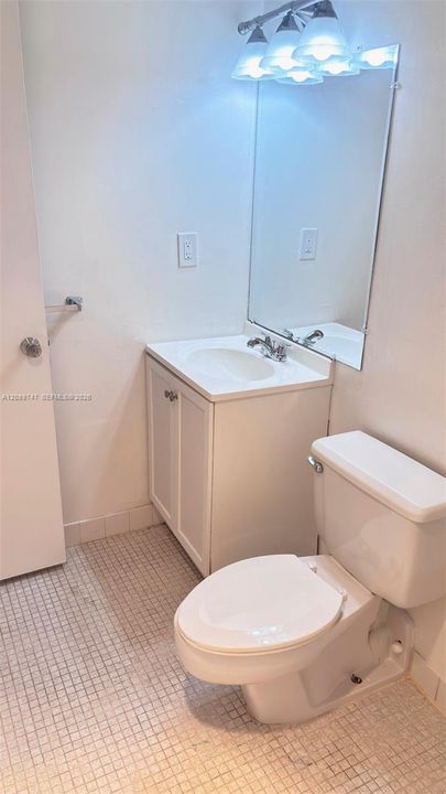 Active With Contract: $1,800 (1 beds, 1 baths, 614 Square Feet)