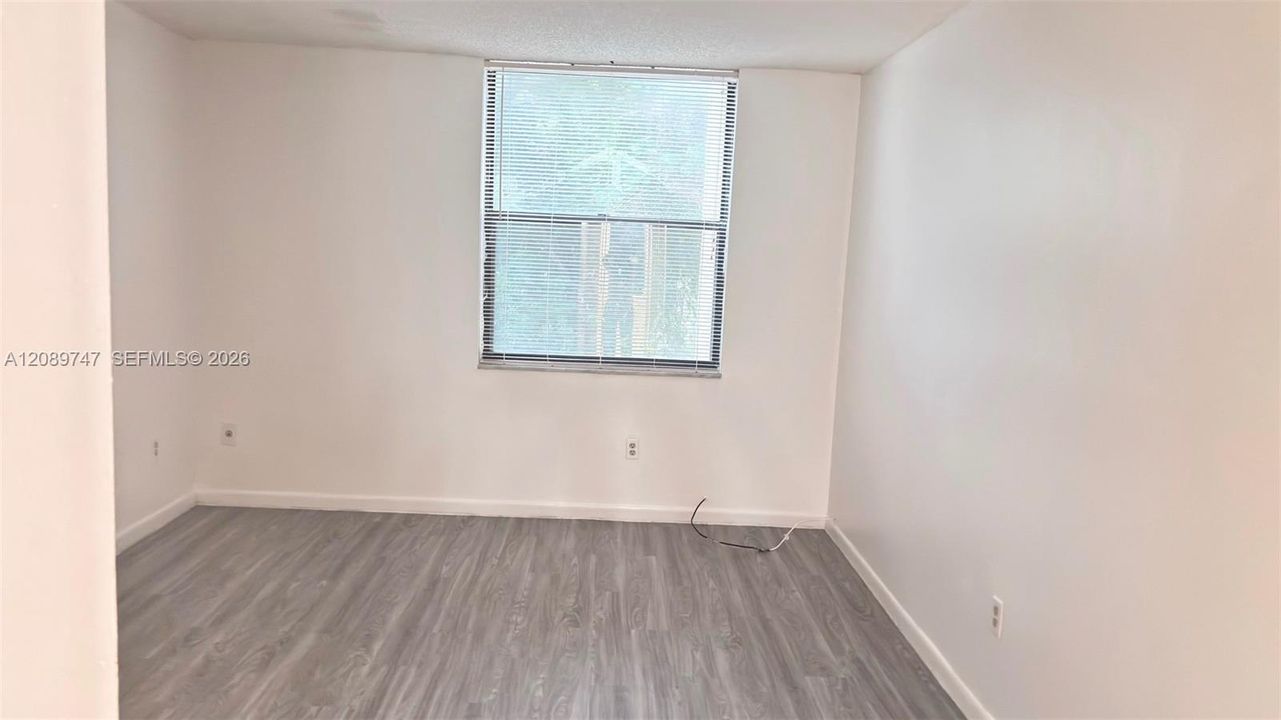 Active With Contract: $1,800 (1 beds, 1 baths, 614 Square Feet)