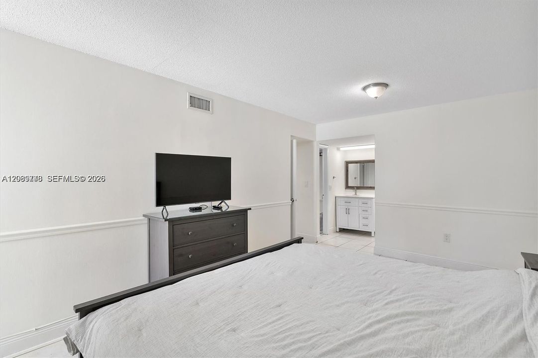 For Rent: $2,299 (2 beds, 2 baths, 937 Square Feet)
