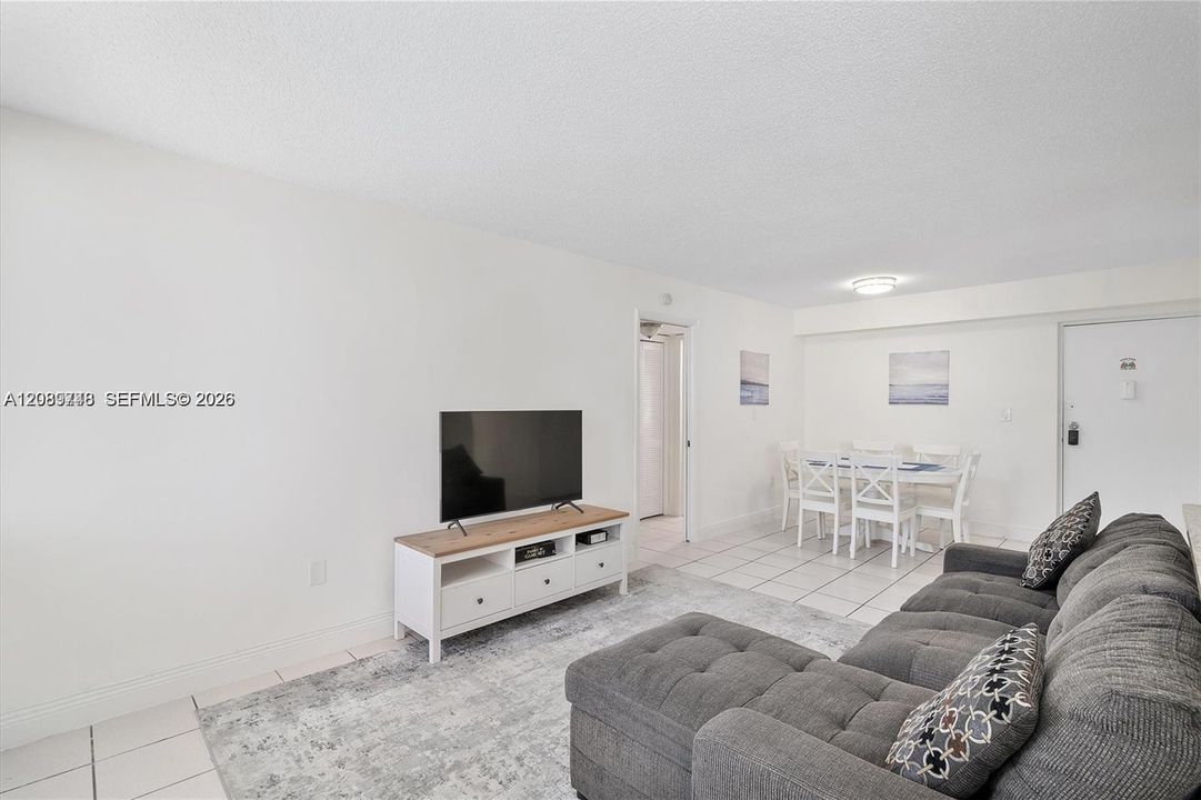 For Rent: $2,299 (2 beds, 2 baths, 937 Square Feet)