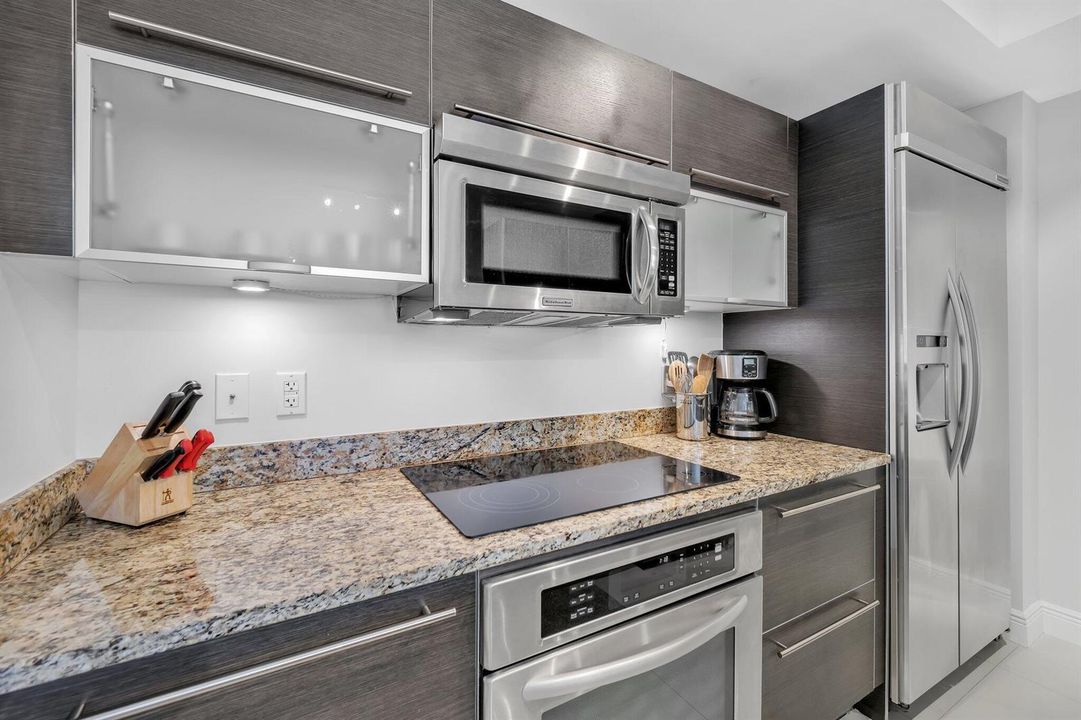 Modern Kitchen, All S/S Appliances